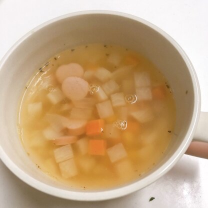 コンソメスープに大根を入れたのは初めてでしたが、美味しかったです♪また作ります(^^)